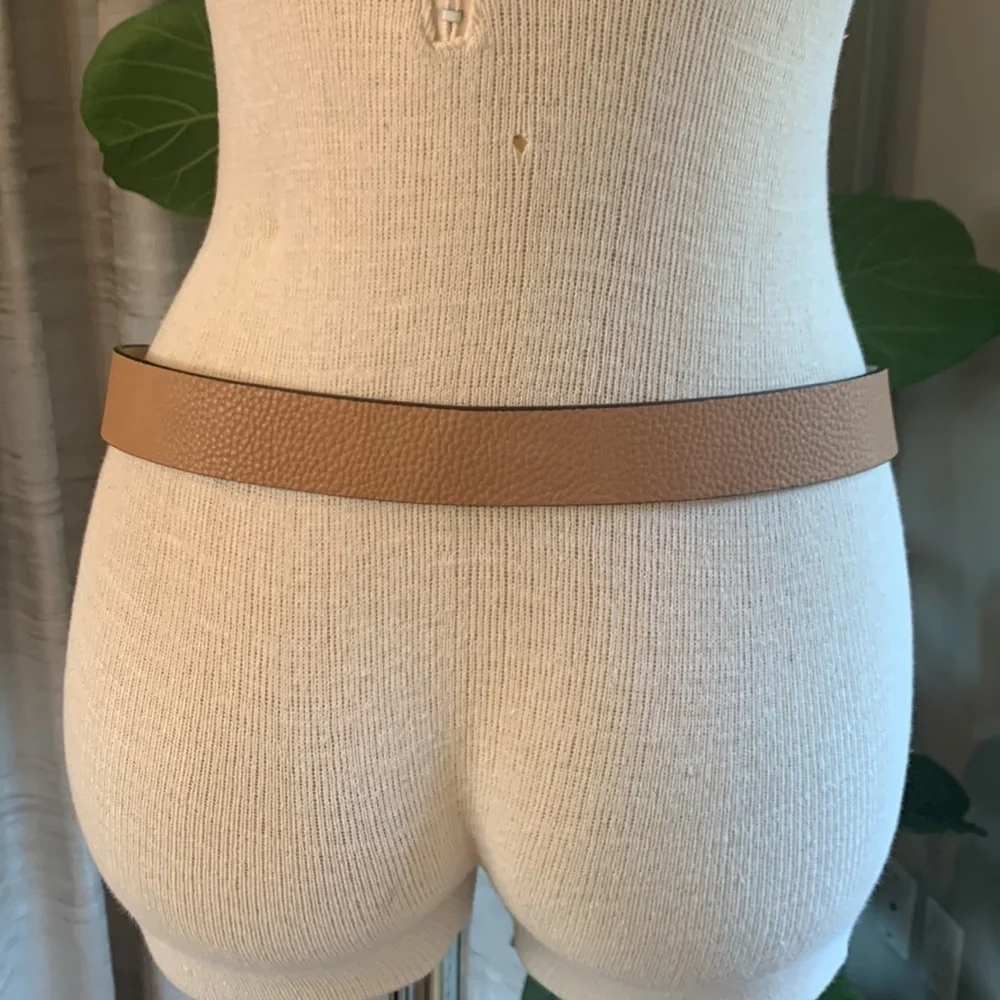 STEVE Madden tan medium faux leather pebbled belt with pearl looking buckle